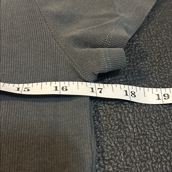 Old Navy Women's ribbed snug crop tee size large gray - Picture 6 of 7